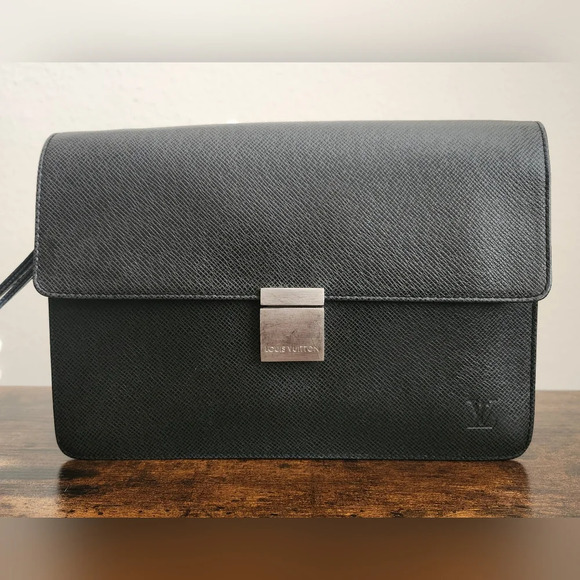 Louis Vuitton Black Taiga Selenga Clutch Bag - Picture 1 of 16